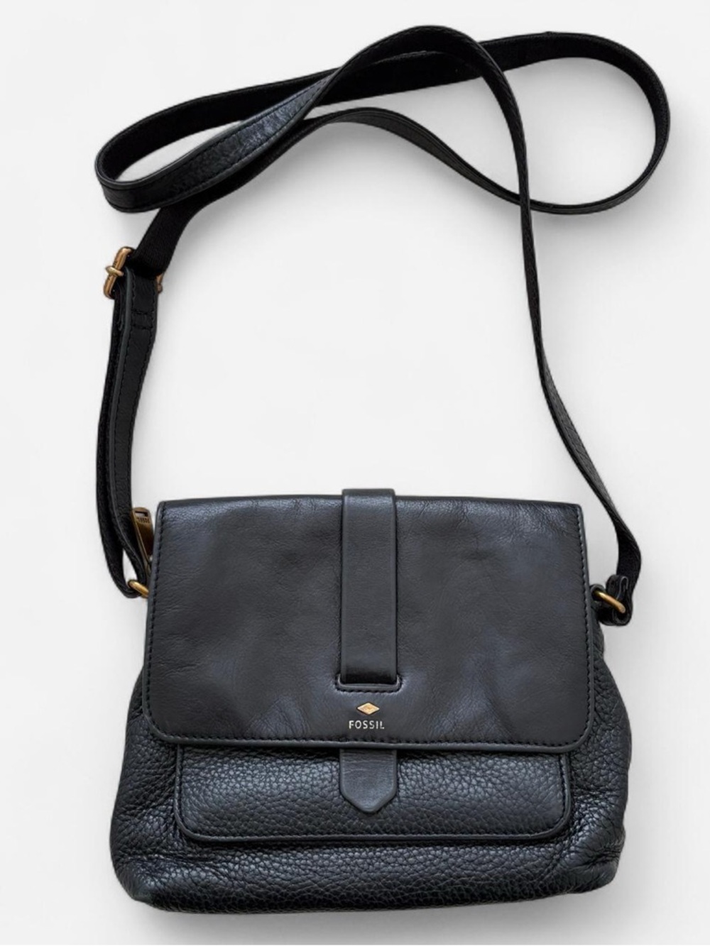 Fossil Kinley Fold-Over Crossbody bag flap closure and adjustable strap